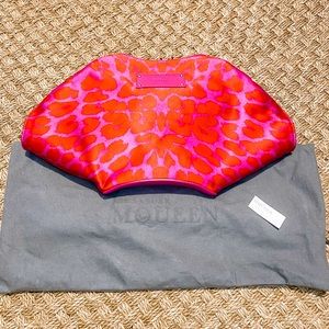 Alexander McQueen
Demanta Flame Bouganvilla Clutch